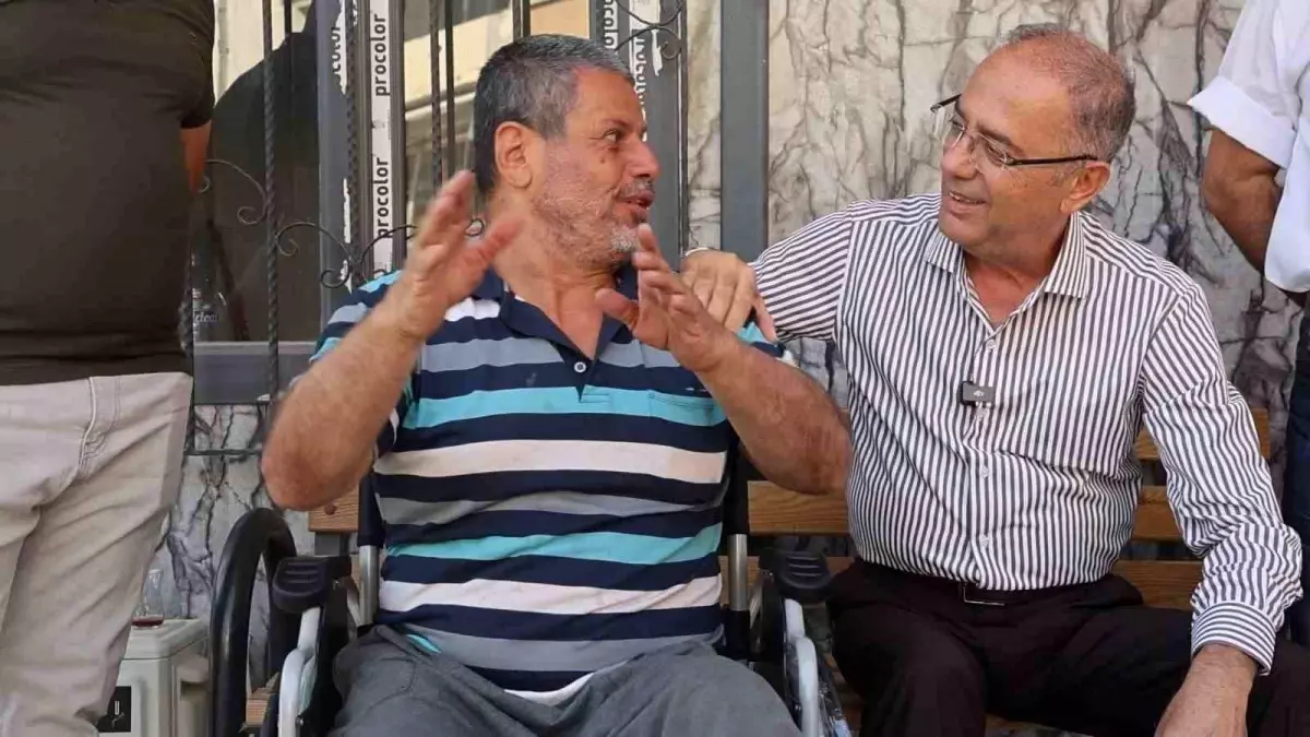 antakya belediye baskani yapar engelli vatandasa tekerlekli sandalye hediye etti P4ZbPOP1