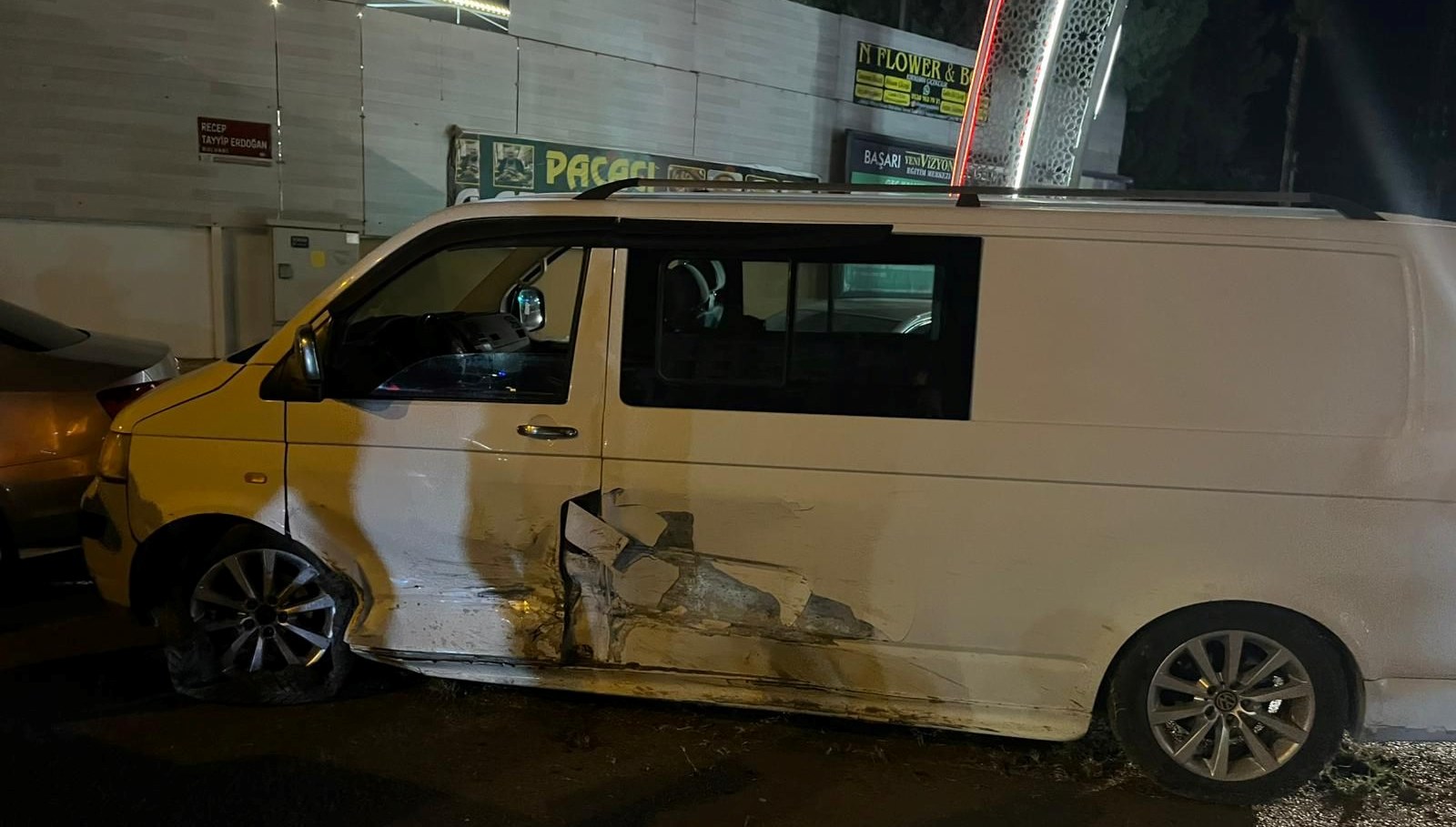 duzensiz gocmenleri tasiyan arac ortaligi birbirine katti YjTV1eTj