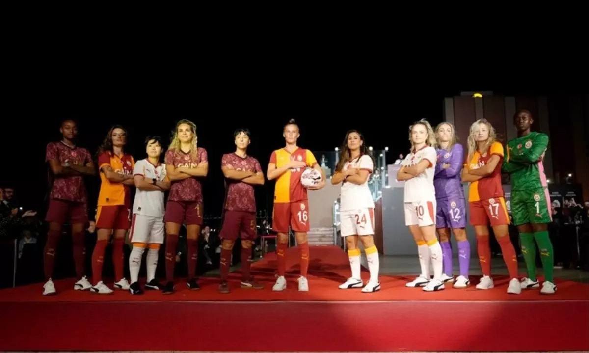 galatasaray yeni sezon forma lansmani yapildi SX8SFPeg