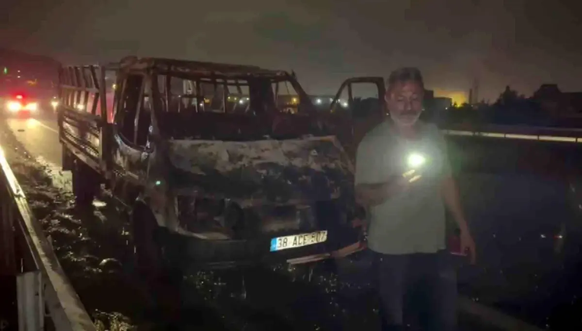 hatayda kamyonet yandi surucu tepki gosterdi r9NakZ2E