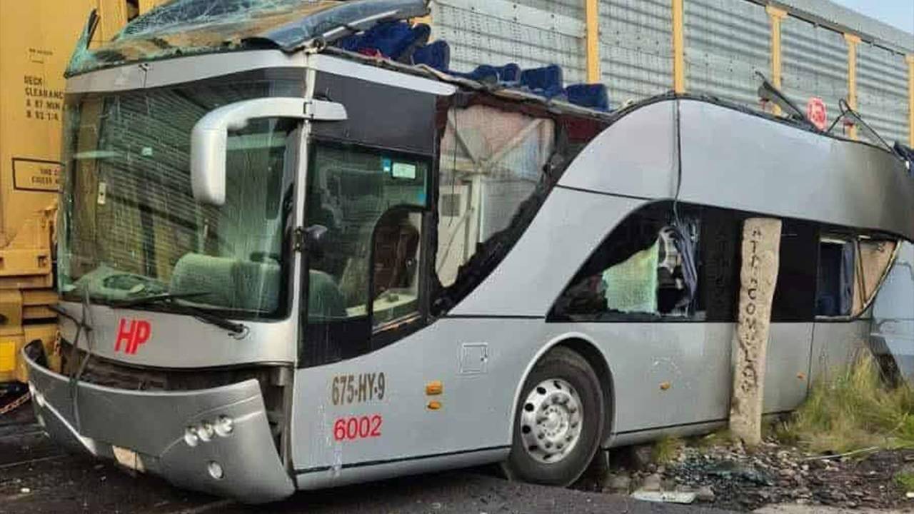 meksikada yolcu otobusu trenle carpisti 8 olu 45 yarali 7mtXK5cY