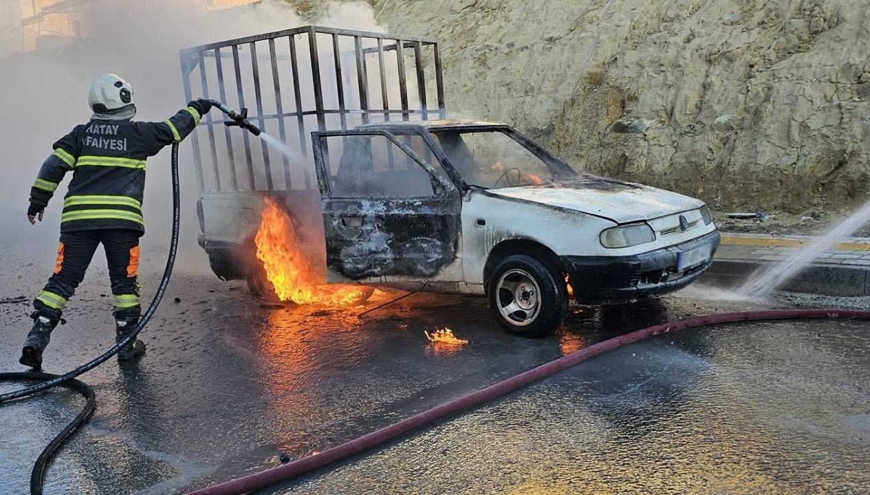 park halindeki kamyonette yangin r7q4FFOK