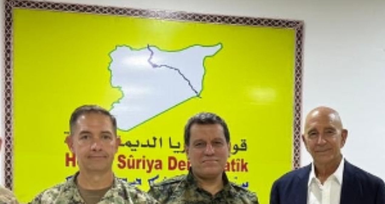 abdnin turkiye elcisi hatayi suriye topragi olarak gosteren harita onunde poz verdi Yjvt5JPj