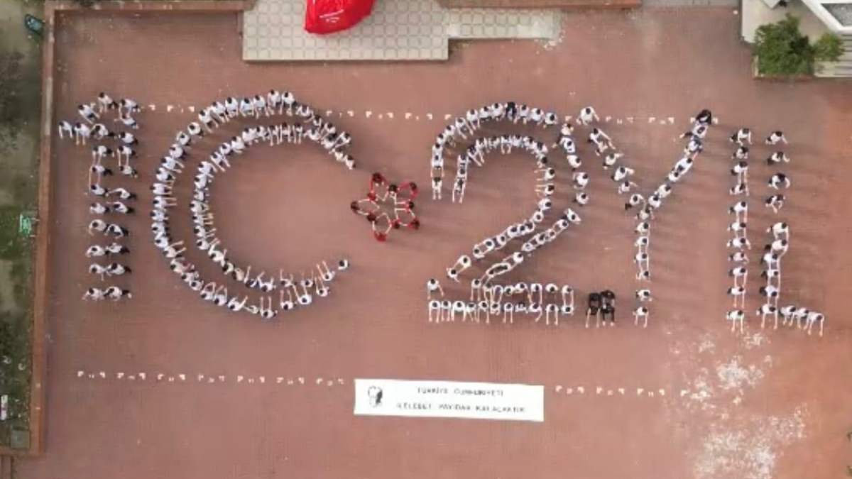 bursada ogrenciler cumhuriyetin 102yilini cizdi XBuSa9Xc.jpg