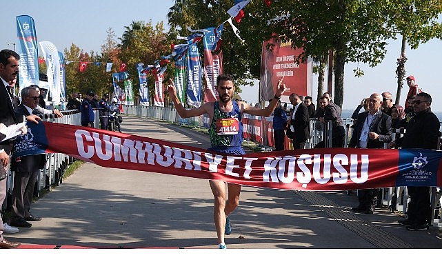 kocaelide binler cumhuriyete kosacak AX845DVO.jpg