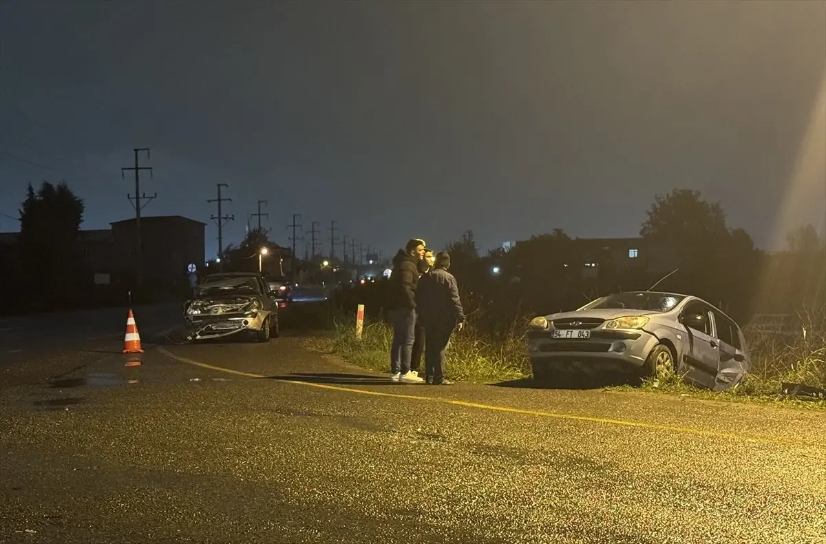 sakaryada otomobil kazasi 3 yarali GPn4Qy4c.jpg