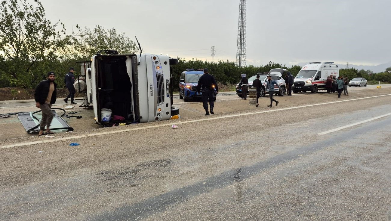 tarim iscilerini tasiyan midibus devrildi11 yarali RICKK2IL.jpg