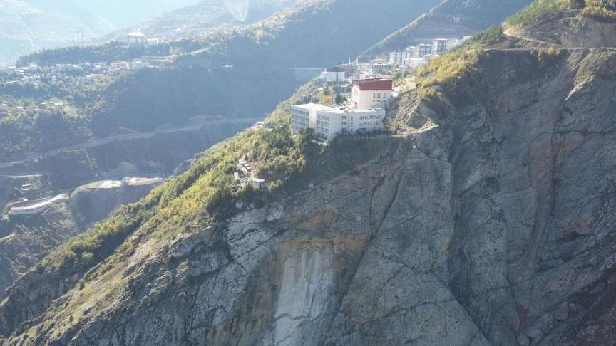 artvinde buyuk panik kopan dev kaya parcasi nedeniyle 2 lise tahliye edildi YddpLexO.jpg