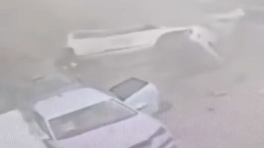 Tel Aviv’e Düşen İran Füzesi Anları Kaydedildi