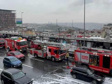 Perpa durağında metrobüs yangını