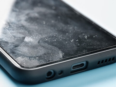 Telefonunuzu tuvalete goturuyorsaniz bir kez daha dusunun ekranlarda bakteri sayisi 65 kat artti NI7bdpKQ